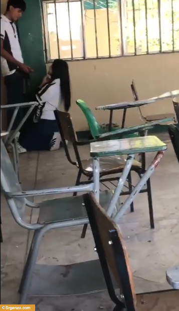 Son pillados en el salón de clases haciendo cochinadas. 1