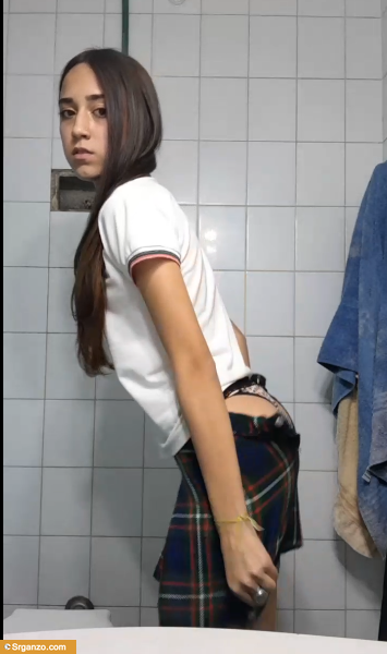 Flaquita se quita el uniforme para jugar con las chichis en el baño. Video+ 1