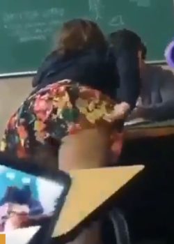 La mas puta de la clase se abre las nalgas frente al profe. 1