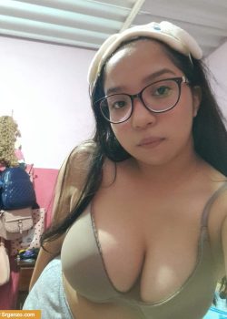 Linda pamela juega con sus tetotas 21