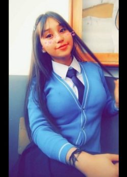 Colegiala de concha rosada dándose con el consolador 15