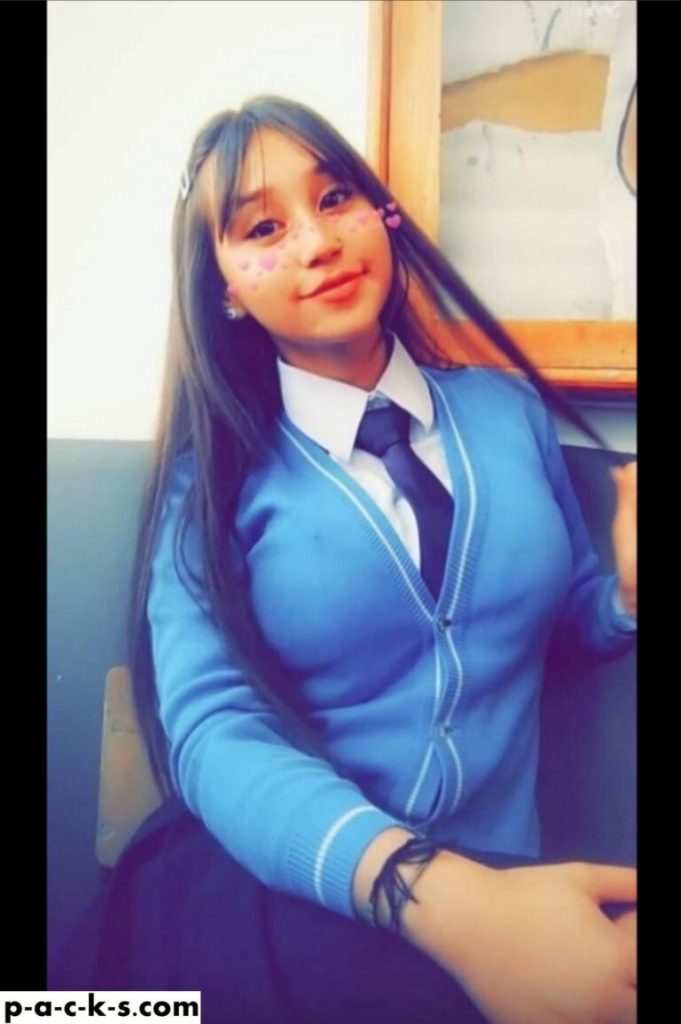 Colegiala de concha rosada dándose con el consolador 1