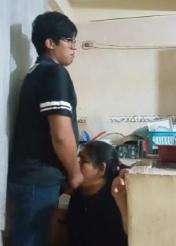 Cogiendo con la prima en la cocina y casi los pillan. Video+ 5