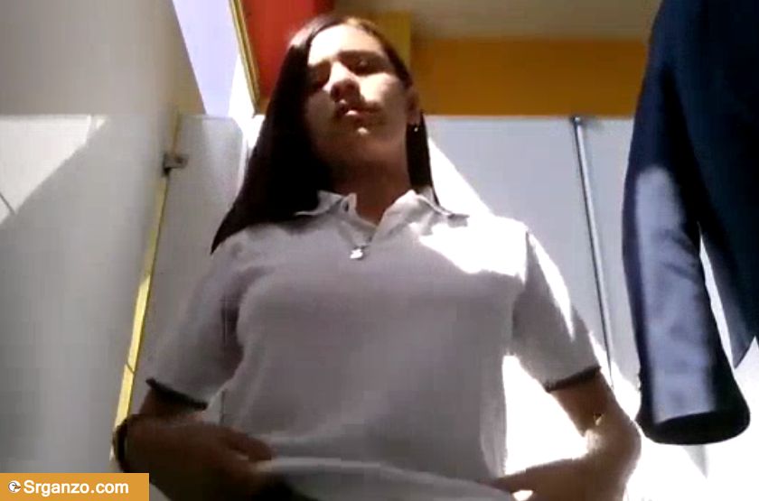 En el colegio se masturba en el baño y manda video. 1