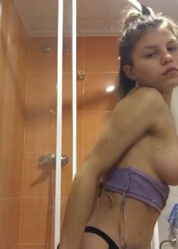 Putita rebelde se masturba en el baño de la casa con su cepillo. 3