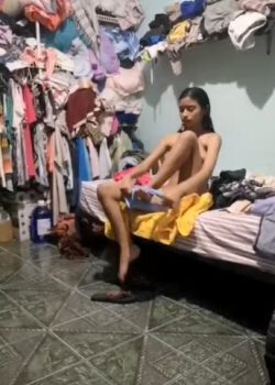 Graba a escondidas a la hermana desnuda luego del baño. 15