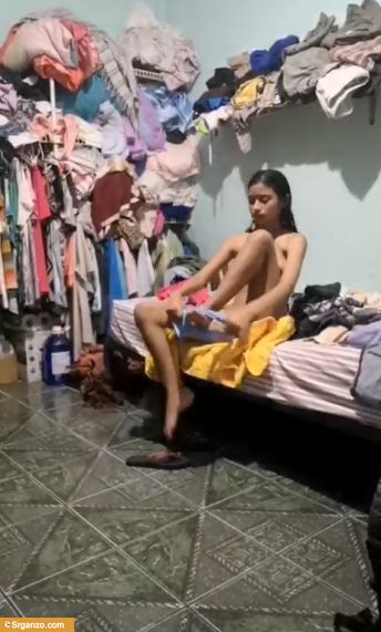 Graba a escondidas a la hermana desnuda luego del baño. 1