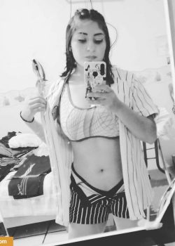 Daniela le gusta grabarse jugando con sus tetas. 16