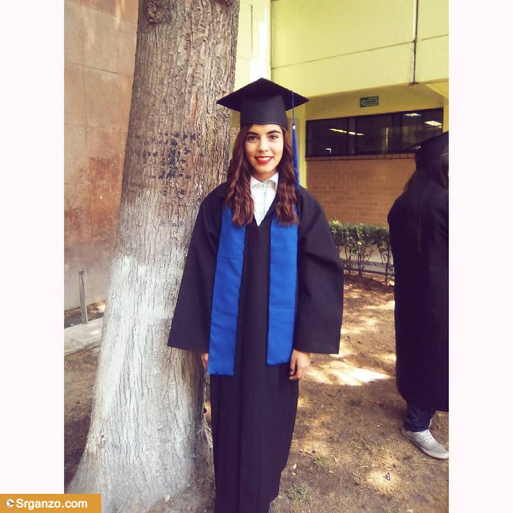 Colegiala recien graduado da su regalo de graduación a sus compañeros 1