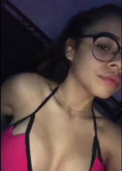 Chica de lentes juega con sus tetas y hace video a escondidos. 6