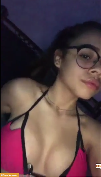 Chica de lentes juega con sus tetas y hace video a escondidos. 1