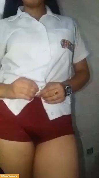 Colegiala buenona se saca video tocándose y manda por whatsaap. 1