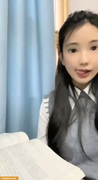 Colegiala panochuda se masturba y se hace video. 1