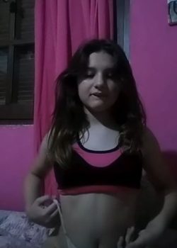 La morra juega con sus chichis y le hace video a su novio. 2