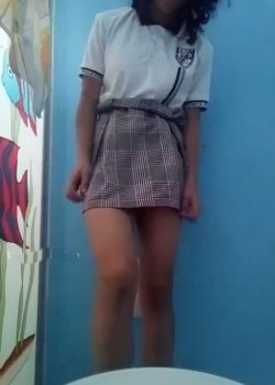 Colegiala en el baño la obligan a quitarse todo 7