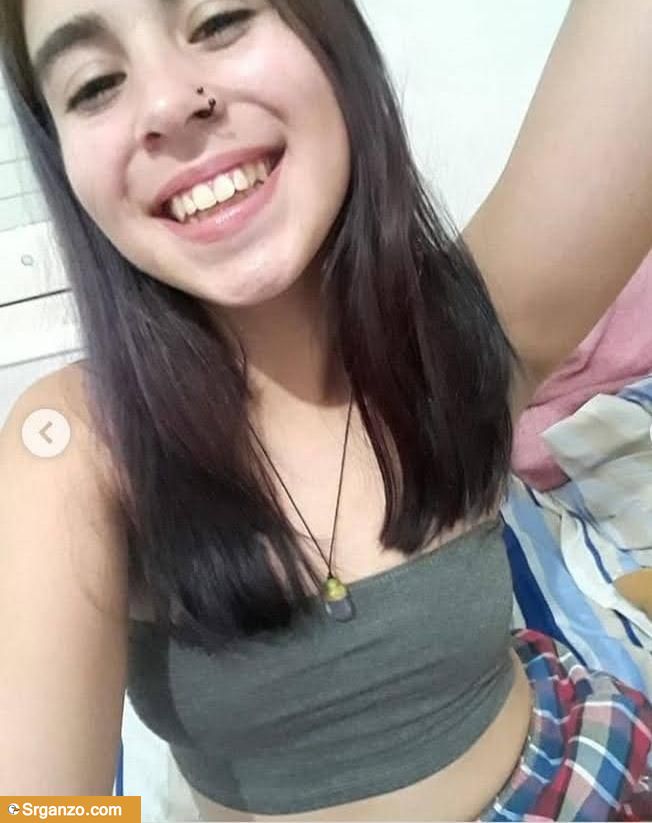 Lesbiana Tiene una almeja muy gorda y jugosa la muestra después de beber. 2