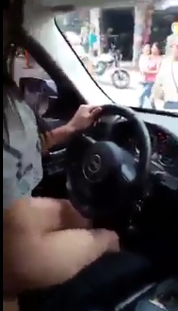 Montando el pito de mi novio en el carro de papa en publico 1