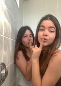 Se desnudan y se meten mano en el baño las morras. 3