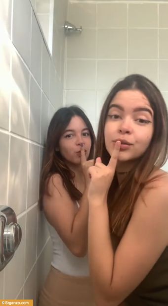 Se desnudan y se meten mano en el baño las morras. 1