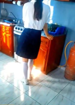 Seduce a su hijastra en la cocina y termina en delicioso. 2