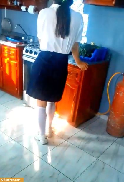 Seduce a su hijastra en la cocina y termina en delicioso. 1