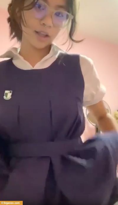 Colegiala Joselin hace video insano masturbándose luego del cole. 1