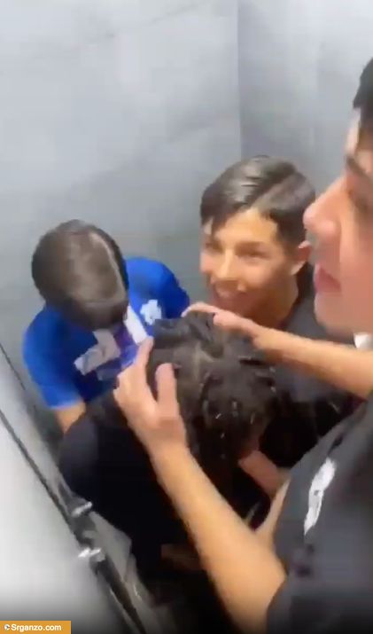 Se follan a la werita después de la clase en baño publico. 1