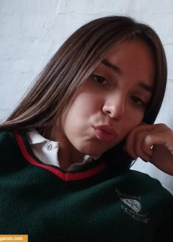 Colegiala caliente hace pack y enseña todo. 19