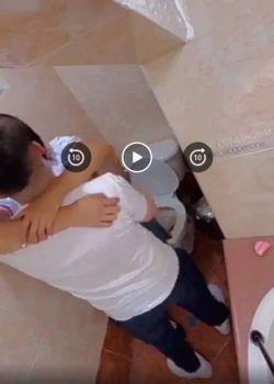 Filtrado viral de facebook, se la coge en el baño 3