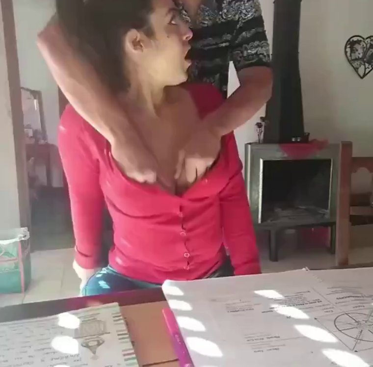 Encuentro a SOBRINA estudiando se deja tocar y me la follo + VIDEO 1