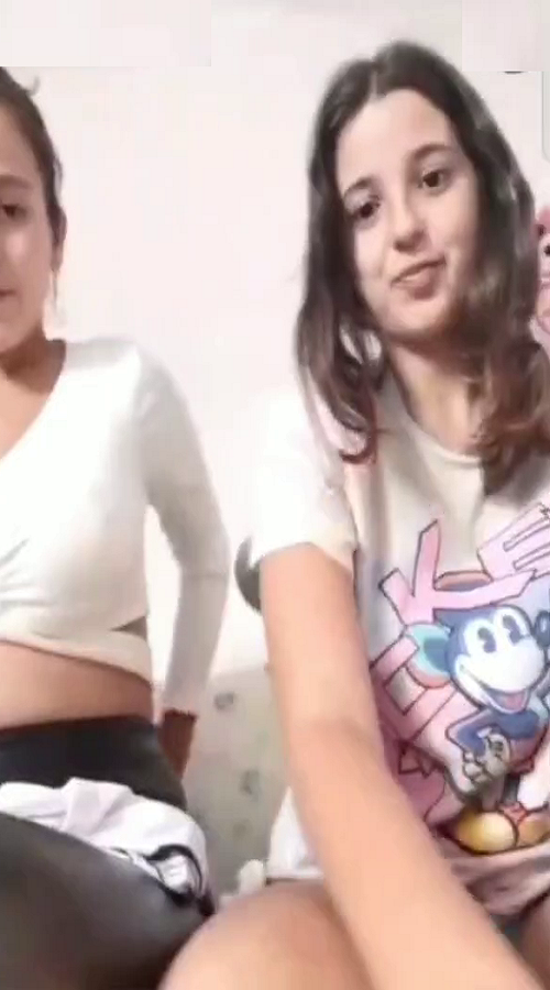 hace cositas junto a su mejor amiguita 1