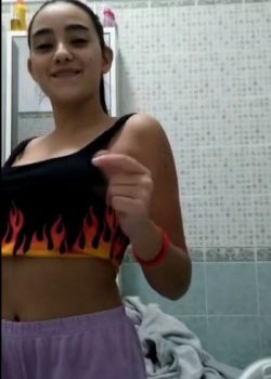 Karina aprende a tocarse y se graba en el baño. 7