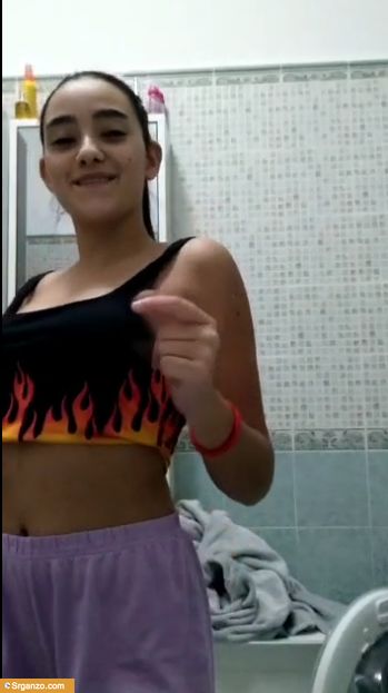 Karina aprende a tocarse y se graba en el baño. 1