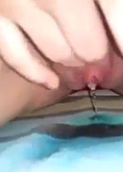 Colegiala se saca el jugo de la panocha y se graba en video. 24