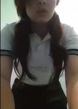 Nenita llega del cole a hacer video tocándose en el baño. 1