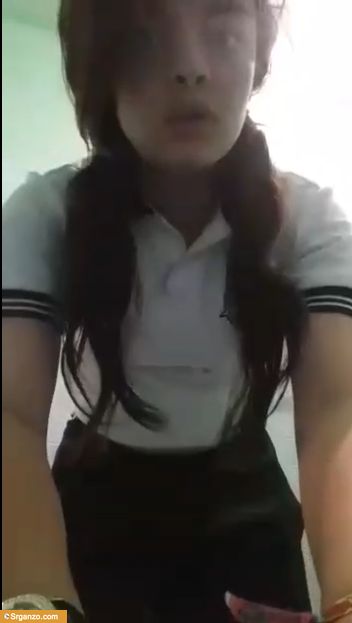 Nenita llega del cole a hacer video tocándose en el baño. 1