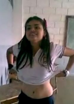 Reto y se saca las tetas en el salón de clases. Video+ 12