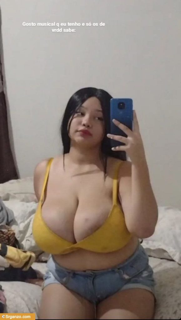 La amiga con tetas insanas le gusta la verga. 1