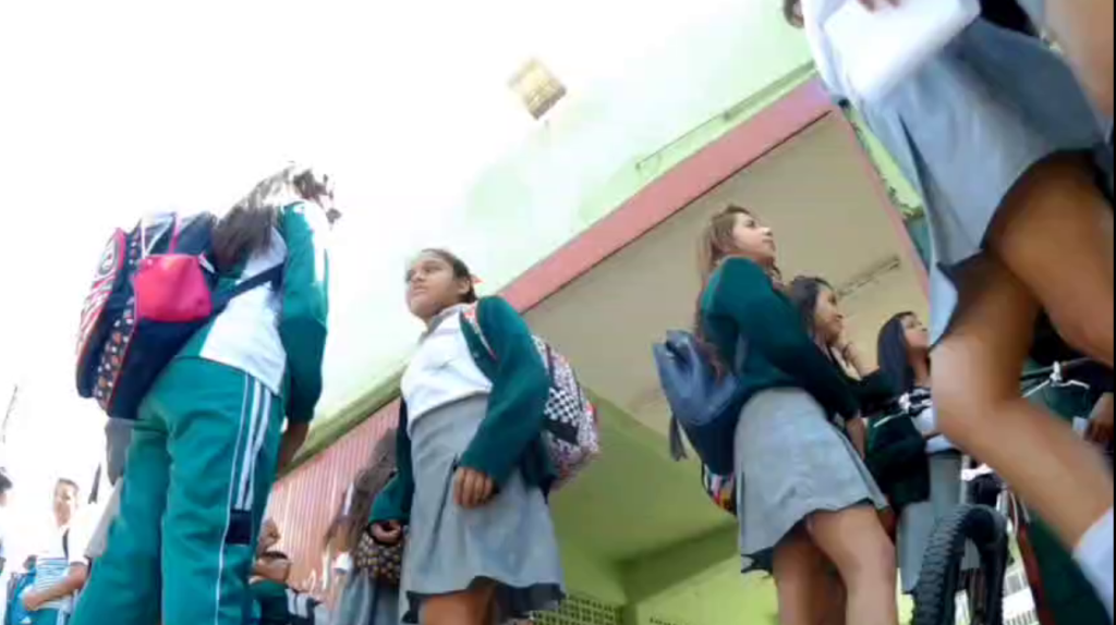 CALZONEADAS muchas morritas colegialas + VIDEO COMPLETO 1