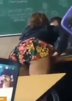 La puta de la clase se levanta la falda y se abre el culo con sus compañeros. 1