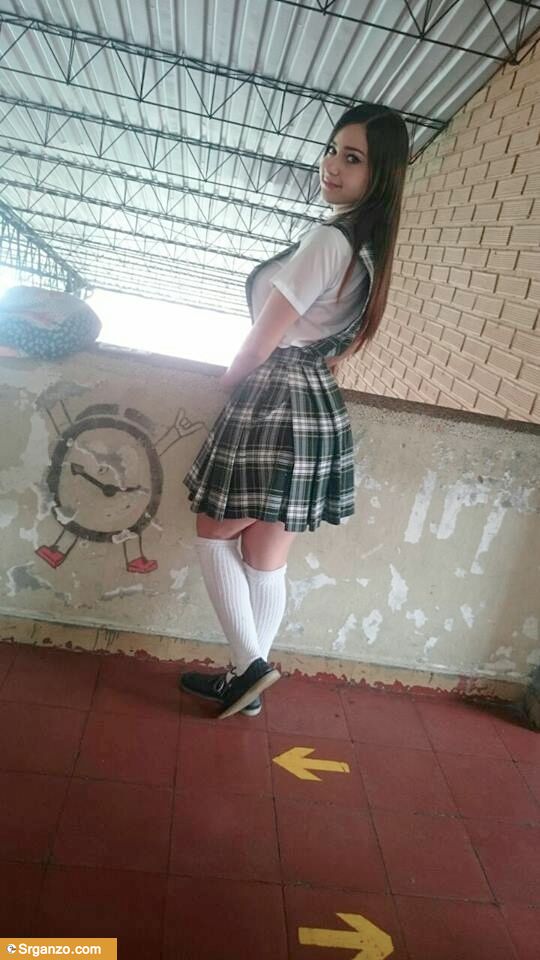 Colegiala buenarda extravía nudes traviesas y videos ricolinos. 1