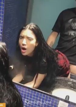 Se coge a la novia en el baño del centro comercial y hacen video. 19