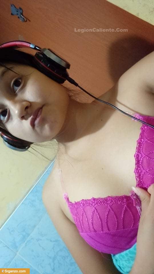 Colegiala manda nudes a su morro y videos. 1