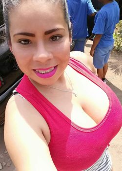 Colegiala enseñando las tetas 21