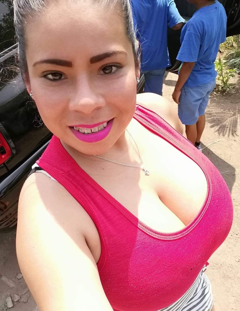 Colegiala enseñando las tetas 1