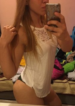 Rubia con tremendo culo se masturba 10