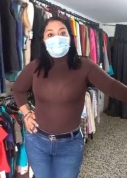 Vendedora de ropa termina haciendo cochinadas con un cliente. 6