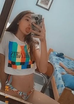 Linda morra le gusta sacarse nudes ricas y jugar con su teléfono. 2