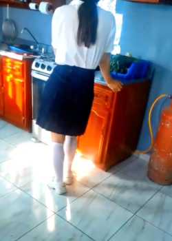 Colegiala Queda Sola Con Su Padrastro + Vídeo Full 10