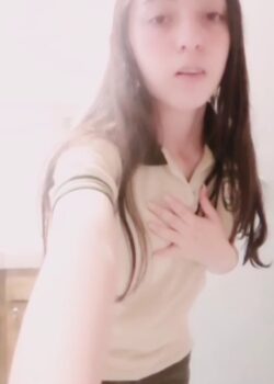 Veneca Colegiala blanquita se desnuda todita 2